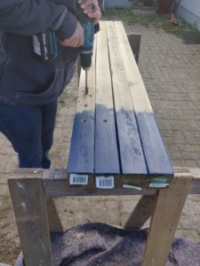 Der bores huller, med 10 cm. afstand, til bomholderene i springstøtterne